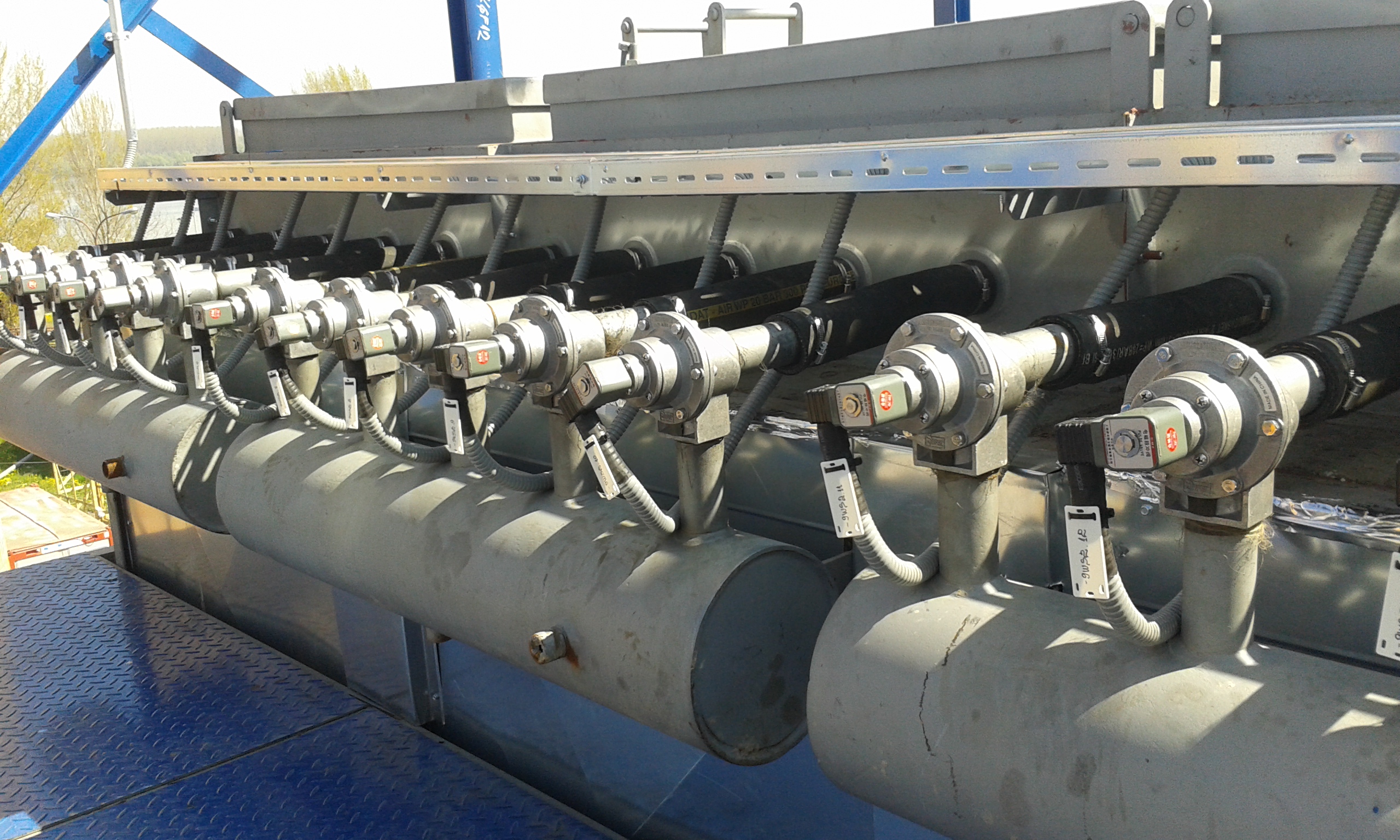 Connection of elements in the field